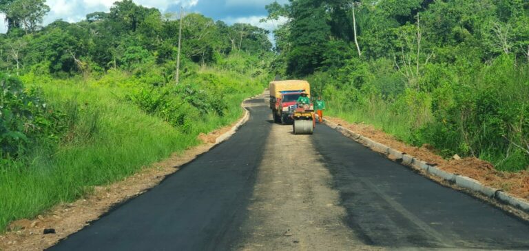 Deracre conclui serviço de limpeza e avança com ação tapa-buraco em ramal de Porto Acre