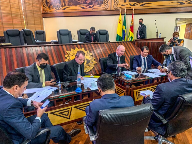 Após acordo entre base e oposição, auxílios para servidores da saúde são aprovados na Aleac