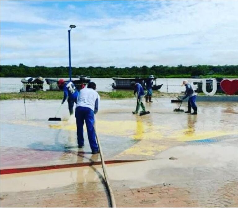 No interior do AC, prefeitura e bombeiros intensificam trabalhos de limpeza após vazante do rio Envira