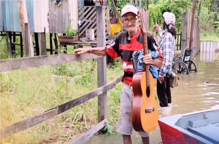 Com violão na mão, idoso afetado pela enchente é resgatado por bombeiros em Rio Branco