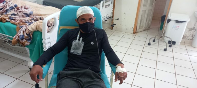 Colono atingido por galho de árvore na cabeça está internado no Hospital de Sena Madureira