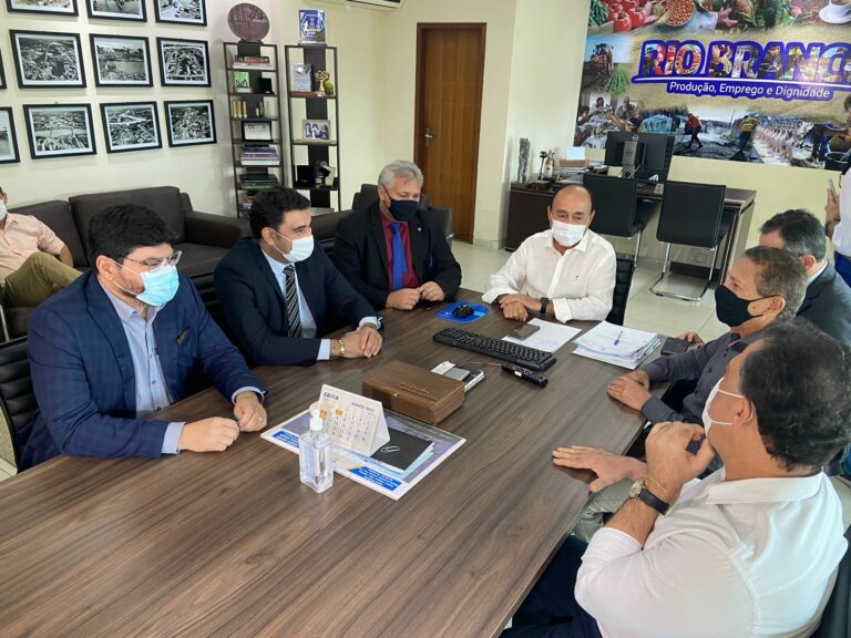 Bocalom antecipa pagamento de reajuste aos professores, mas Sinteac diz que greve está mantida