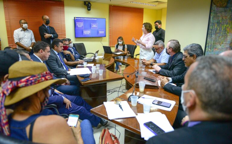 Servidores estaduais da Educação suspendem, por tempo indeterminado, greve no Acre