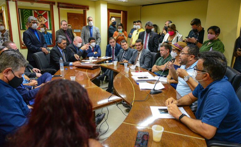 “O Governo manterá a proposta que a lei permitir”, diz Alysson Bestene sobre reajuste para a Educação