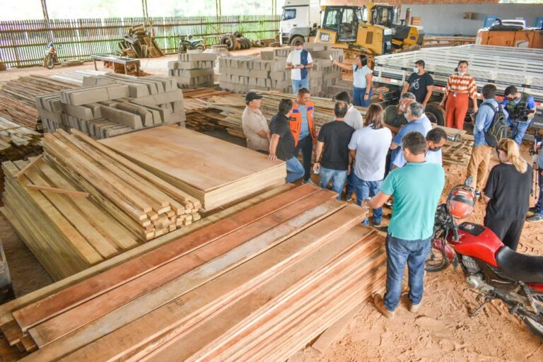 Estado doa madeira para famílias atingidas pela enchente do Rio Juruá