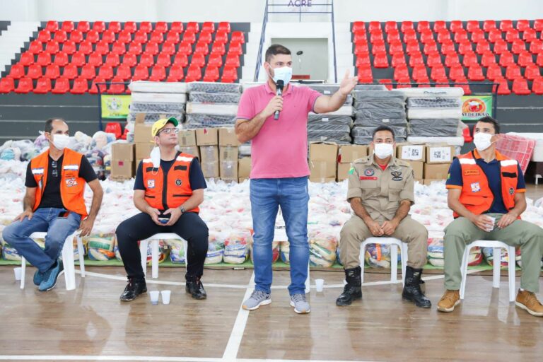 Em ação humanitária no Juruá, Nicolau visita áreas alagadas e acompanha distribuição de donativos