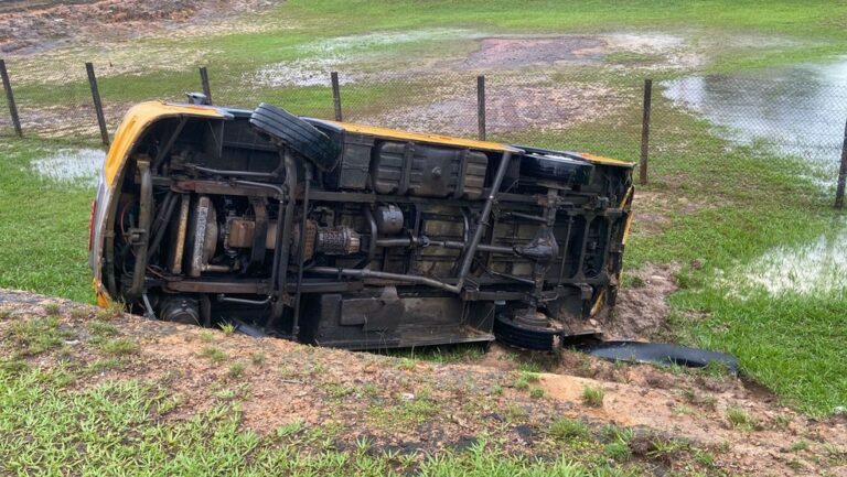 Motorista perde controle e ônibus cai em barranco em avenida de Manaus