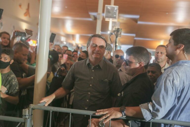 Bolsonaro no AC, Mara e Rocha no MDB, greves e incêndio em restaurante; veja as mais lidas