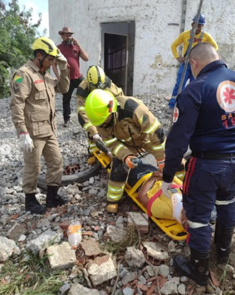 Operários caem de andaime e Corpo de Bombeiros realizam socorro