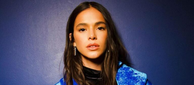 Com amigos de elenco, Bruna Marquezine se diverte em boate nos Estados Unidos