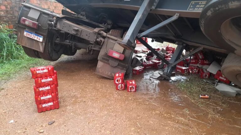 VÍDEO: carreta carregada de cerveja tomba e parte da carga é saqueada