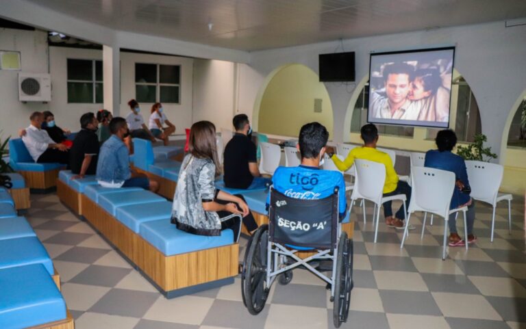 Fundhacre promove bem-estar do paciente com o Cine Saúde