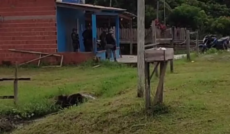 Em Cruzeiro do Sul, polícia tenta negociar com homem que faz mulher de refém dentro de farmácia