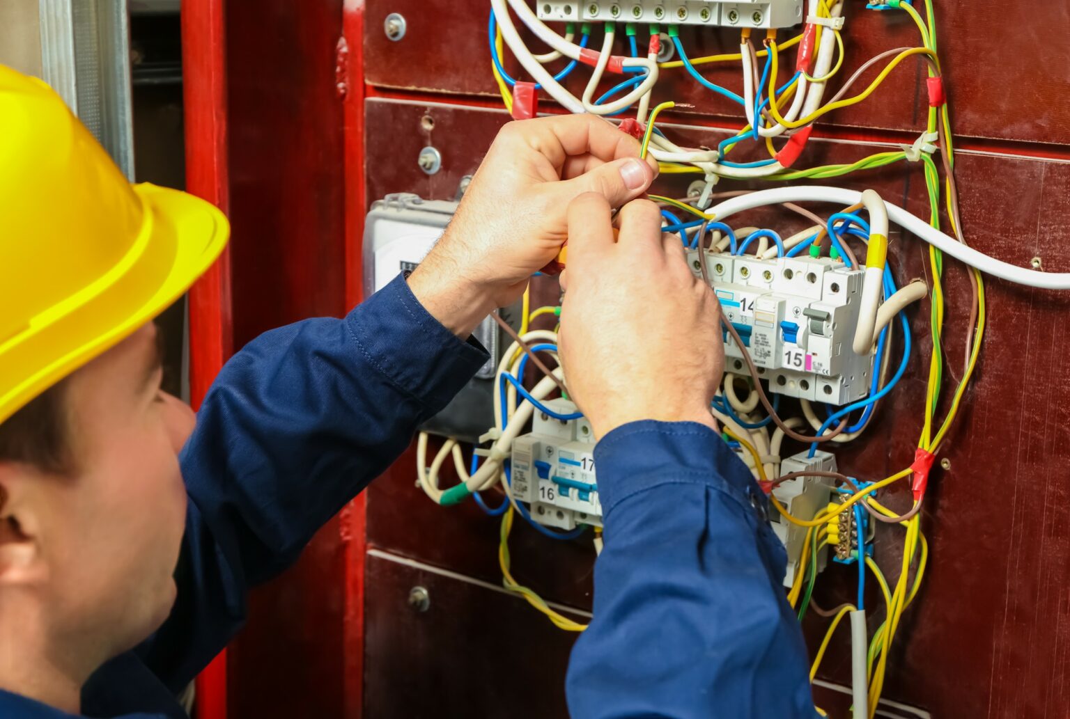 Como contratar eletricista de qualidade? veja detalhes aqui