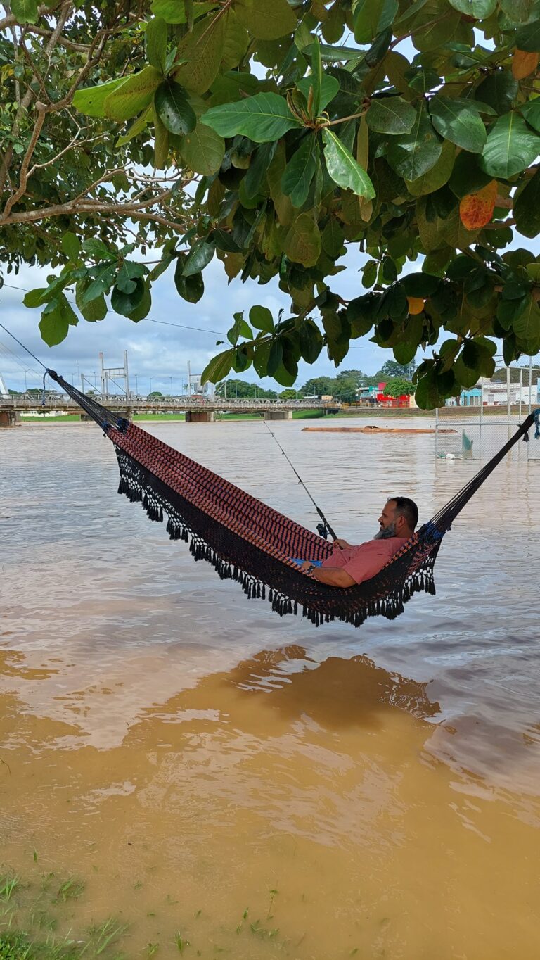 Em meio à enchente, homem arma rede em árvores no Rio Acre e viraliza: “Não é em Jeri… é no Acre”
