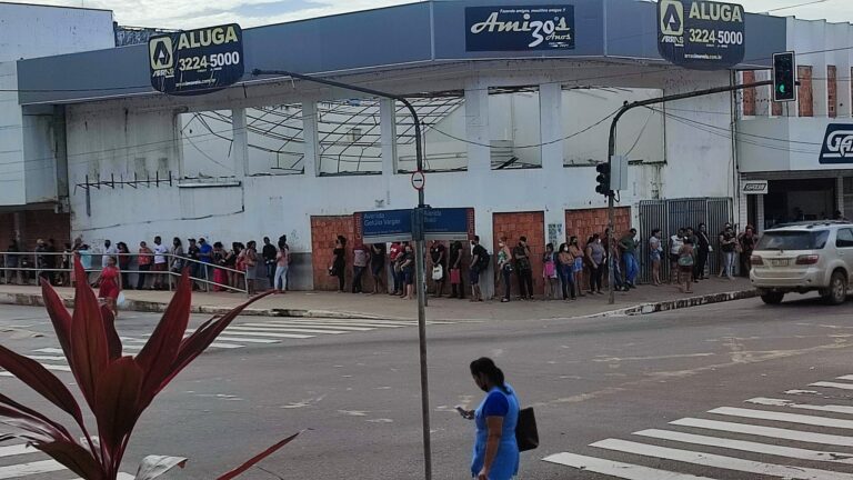 Caixa libera financiamento de R$ 1 mil e filas quilométricas se formam em Rio Branco