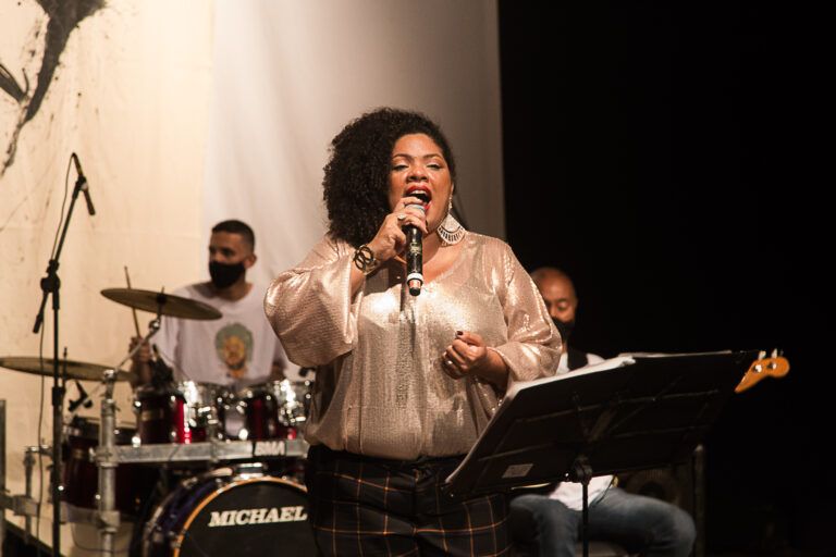 Cantora acreana Gigliane Oliveira homenageia Alcione, a Marrom