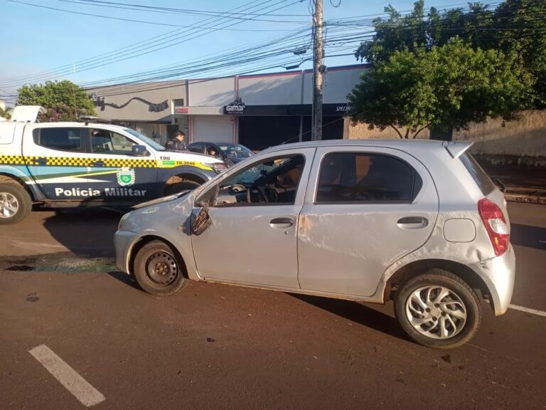 Mulher fica ferida após carro bater em árvore e capotar; motorista diz ter ficado com sono
