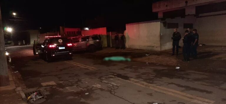 Jovem morre após ser baleado na cabeça e nas costas