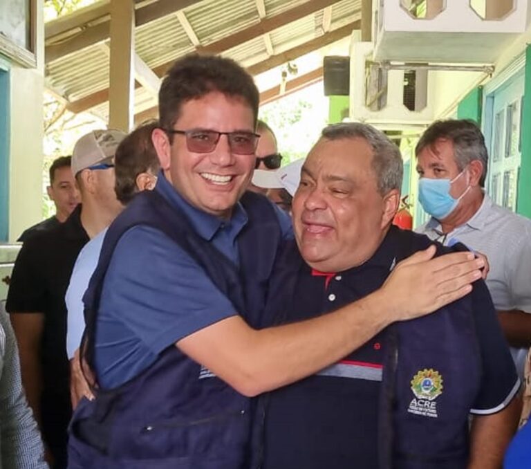 Em foto, Gladson e Mazinho aparecem sorrindo e abraçados e colocam fim em rixa histórica