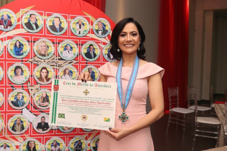 Senadora Mailza recebe título de Dama Comendadora da Cruz do Mérito da Amazônia