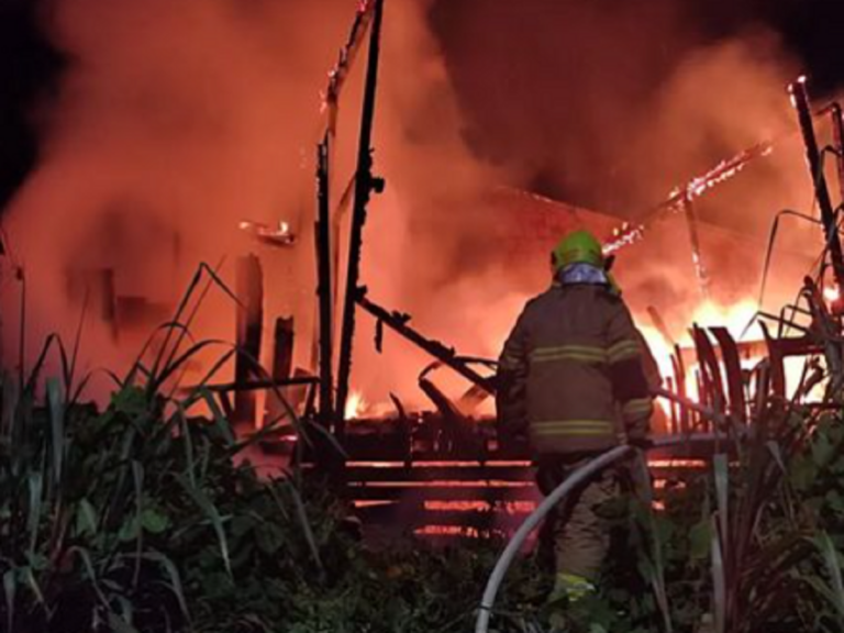 Casa é consumida por incêndio no bairro São Francisco, em Rio Branco