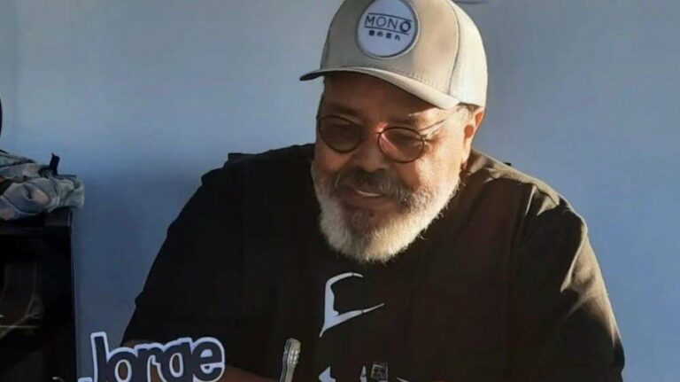 Jorge Aragão completa 73 anos e ganha bolo de aniversário