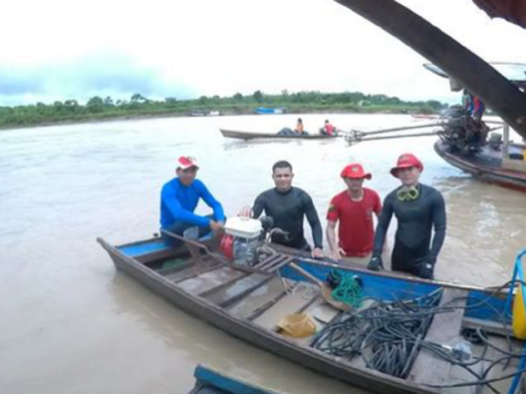 Em Feijó, mergulhadores do Corpo de Bombeiros realizam busca e resgate de bens