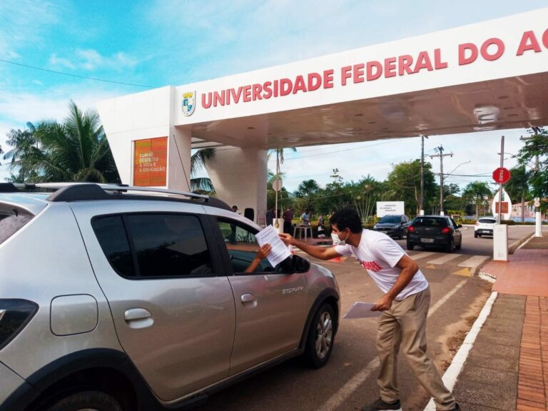Professores da Ufac realizaram ato de mobilização de greve nesta quarta-feira