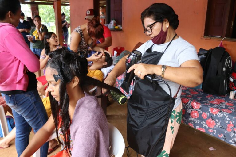Mulheres da zona rural de Capixaba recebem dia de orientação e beleza; fotos