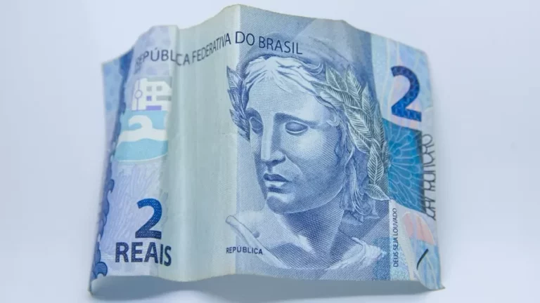 Homem mata pai a golpes de foice por causa de R$ 2 em Alagoas