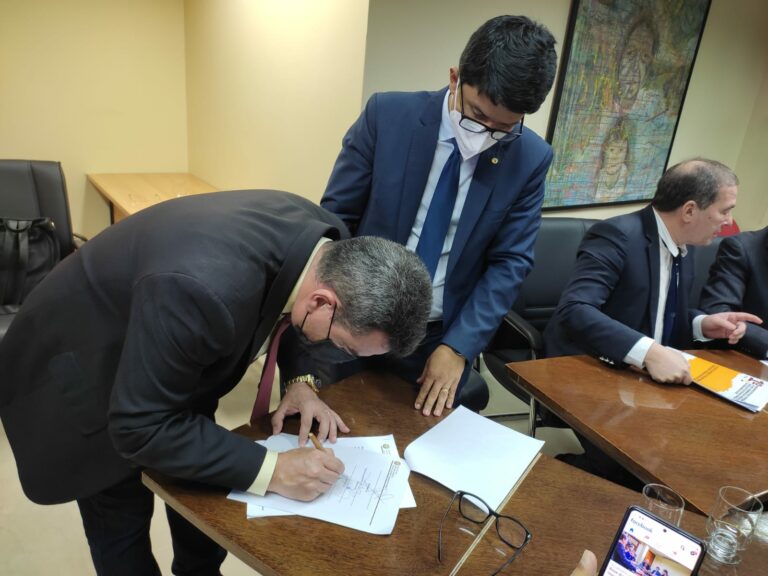 Deputados do Podemos assinam emenda que aumenta para 10% reajuste dos servidores