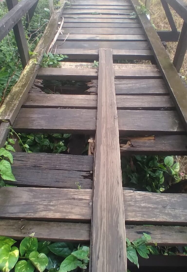Moradores de bairro no segundo distrito reclamam de ponte sobre igarapé e pedem reparos