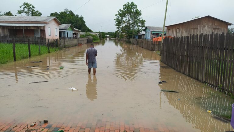 Cinco rios principais do AC já transbordaram e desabrigam inúmeras famílias; vídeos e fotos