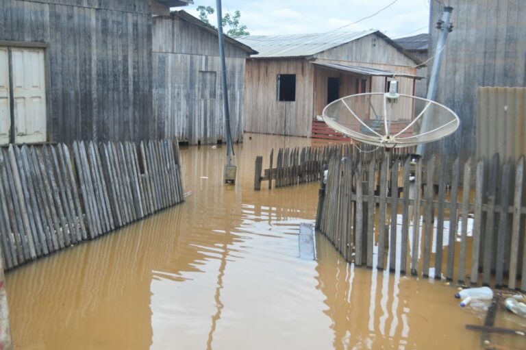 Nível do Rio Iaco ultrapassa a cota de alerta e sete famílias são retiradas pelos Bombeiros