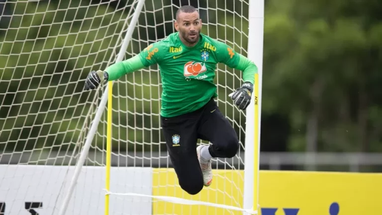 Goleiro Weverton, do Palmeiras, é cortado da seleção