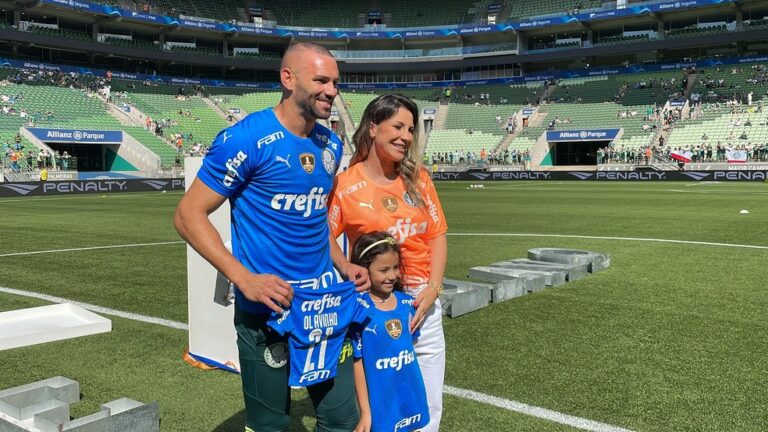 Em chá revelação no gramado, acreano Weverton descobre sexo do filho antes de Palmeiras x Guarani