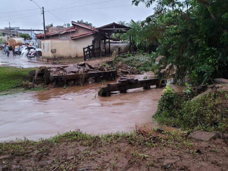 Mulher morre após ser arrastada durante enchente em Ouro Preto do Oeste, RO