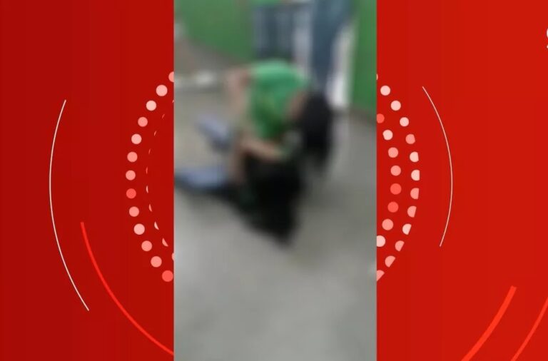 Alunas trocam socos e puxĂ”es de cabelo durante briga no chĂŁo de escola pĂșblica; veja vĂdeo