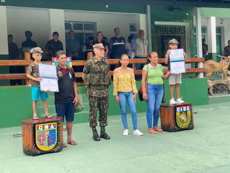Irmãos que ficaram 27 dias perdidos em floresta são homenageados pelo Exército Brasileiro