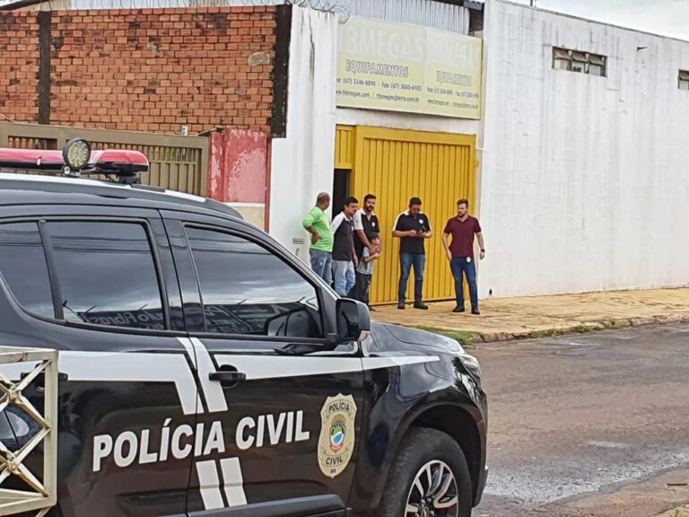 Vídeo flagra cachorro amarrado em corda sendo arrastado por carro em alta velocidade