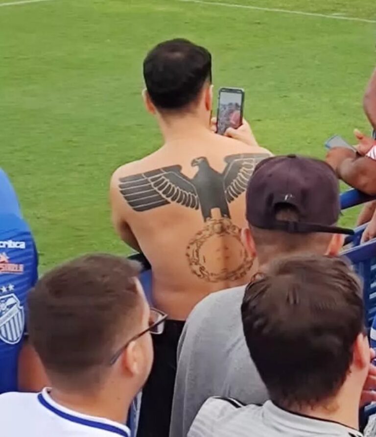 Homem é flagrado com tatuagem nazista em jogo; clube repudia