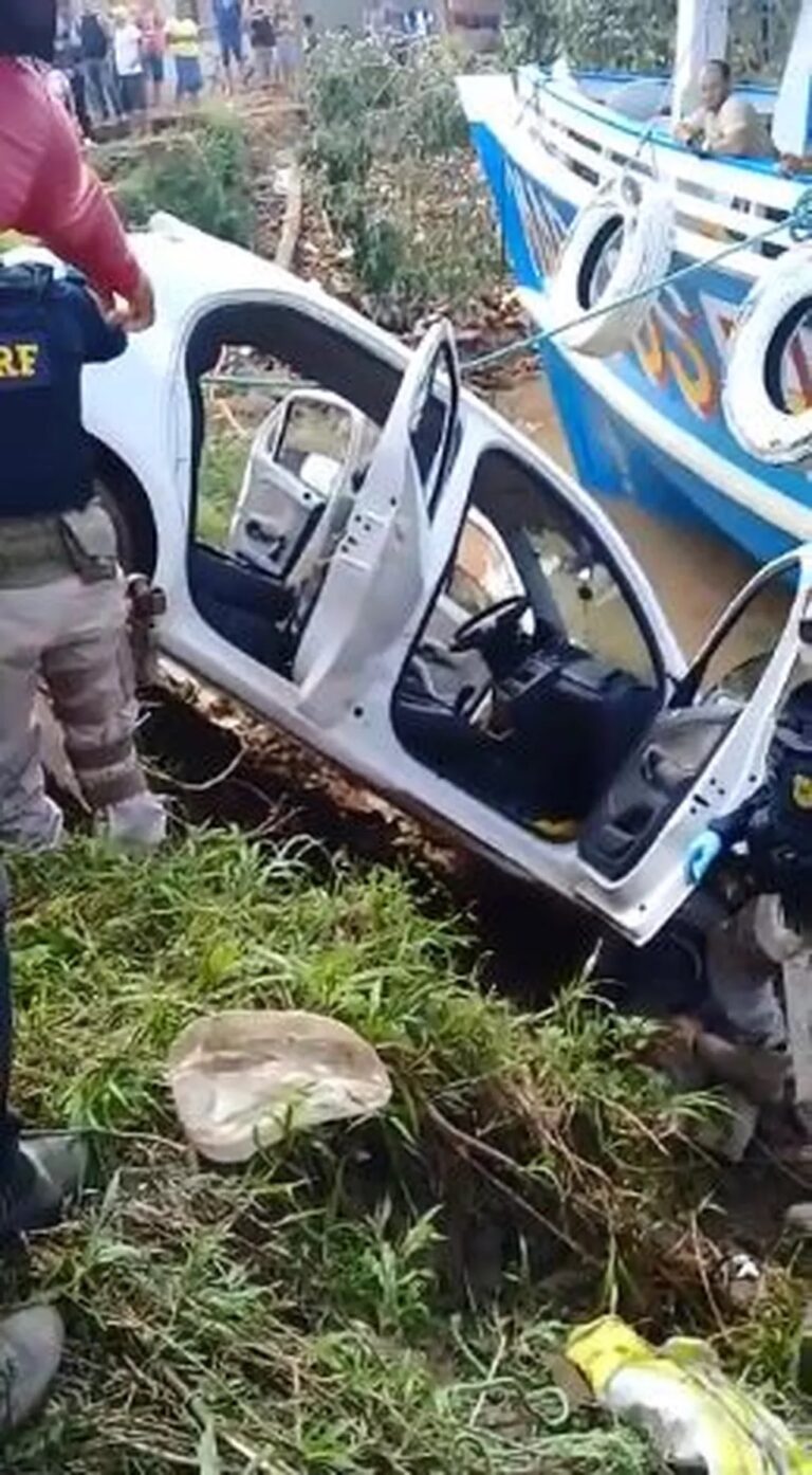 Carro cai no rio Madeira após perseguição policial em Porto Velho