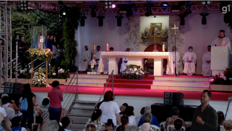 Vídeo: técnico de som erra música e provoca risada de fiéis durante missa