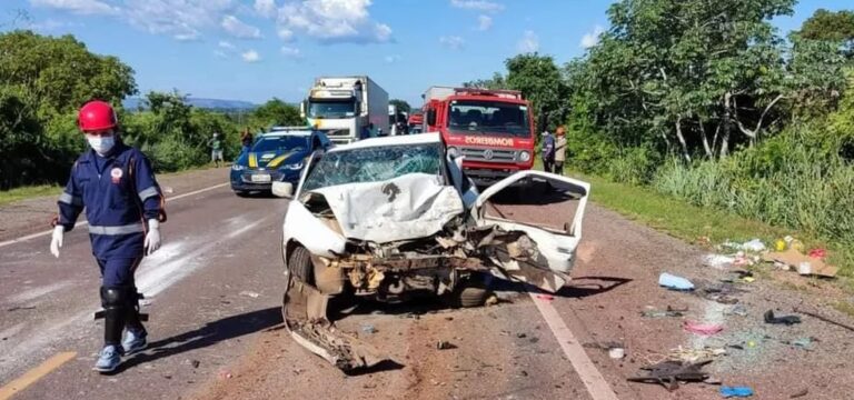 Acidente grave entre carros deixa três mortos, sendo um bebê de 2 anos