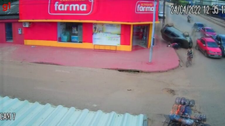 Vídeo: carro tomba e ciclista fica imprensado