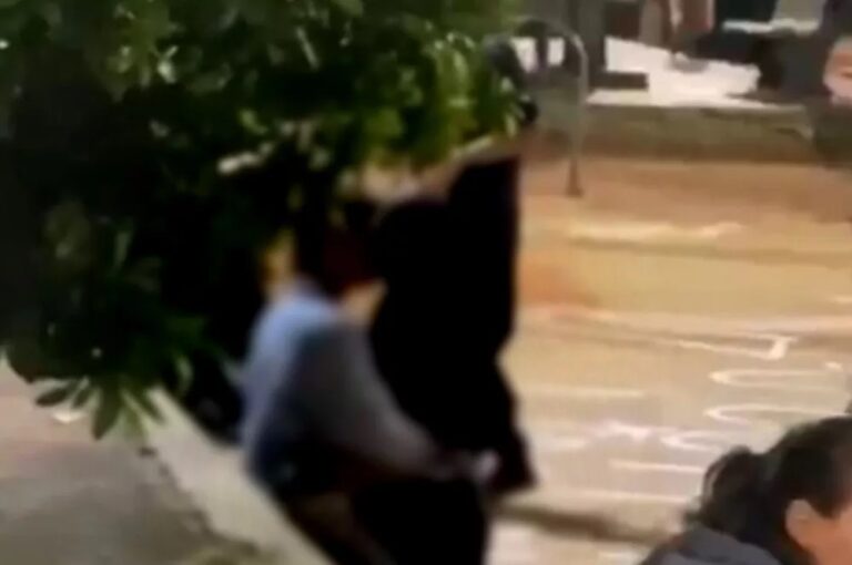Casal é flagrado fazendo sexo em praça pública e no meio de várias pessoas; vídeo