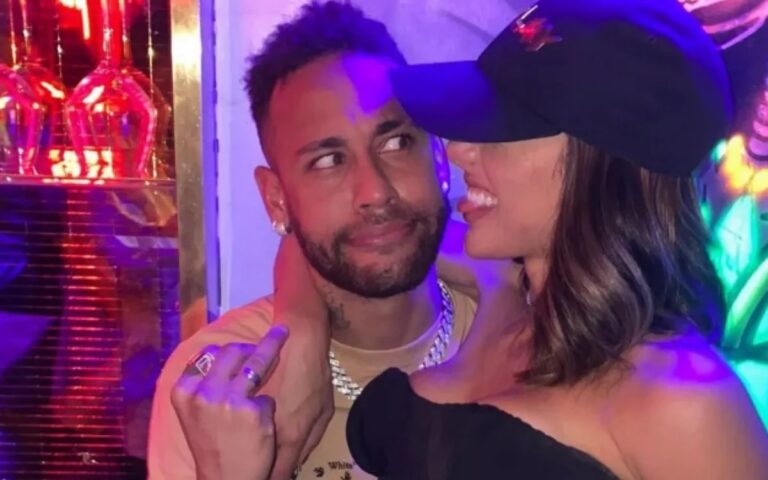 Tá ficando sério! Neymar exibe aliança de compromisso em foto na web