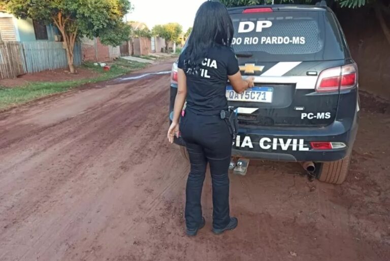 Mulher é presa por agredir outra e abandoná-la nua e inconsciente em terreno baldio: ‘hoje você morre’