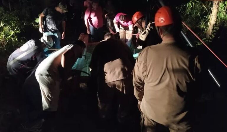 Irmãos morrem após caírem em poço com 30 metros e bombeiro que os salvava é levado para UTI